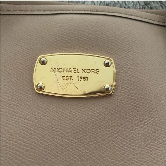 Michael Kors Jet Set Tote​​​​ - Picture 7 of 11